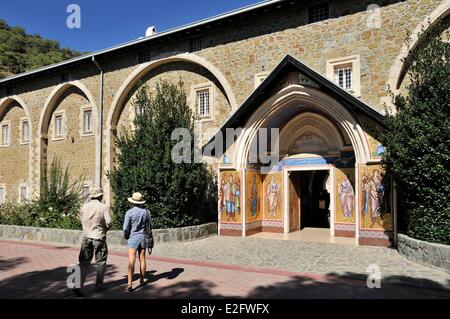 Cipro Nicosia District il Monastero Kykkos paio di fronte all'ingresso Foto Stock