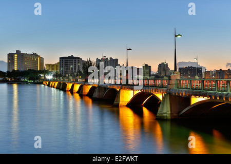 El La Laguna di Condado, Dos Hermanos Bridge e sullo skyline, El Condado, San Juan, Puerto Rico Foto Stock