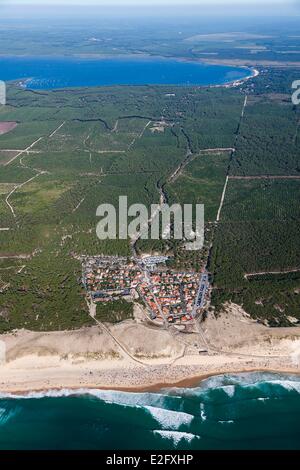 Francia Gironda Carcans Carcans Plage spiaggia pineta e lago Carcans (vista aerea) Foto Stock