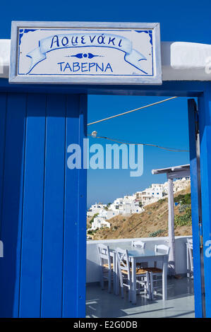 Grecia CICLADI sull' isola di Anafi Chora è il solo paese dell'isola ristorante terrazza Foto Stock