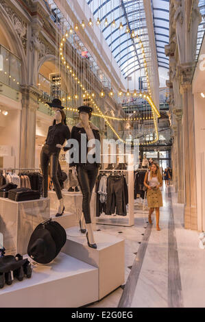 Grecia Atene Attica H&M shop Ermou Street Foto Stock