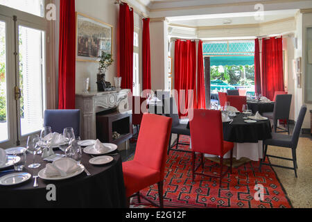 Marocco Casablanca Villa Rouget de l'isle sala da pranzo con tende e sedie rosse Foto Stock