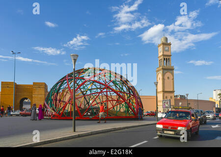 Marocco Casablanca posto delle Nazioni Unite Zevaco sfera dell'architetto Jean-Franτois Zevaco red taxi per visitare il centro storico Foto Stock