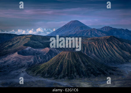 Indonesia Java Bromo Tenger Semeru Parco Nazionale vulcano Bromo prima del sorgere del sole Foto Stock