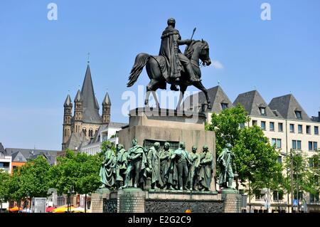 Germania Nord Reno Westfalia Colonia sul Reno la città vecchia Heumarkt Friedrich-Wilhelm III monumento e la chiesa di San lordo Foto Stock