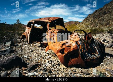 Vecchio abbandonato auto d'epoca nel deserto Foto Stock