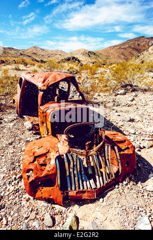 Vecchio abbandonato auto d'epoca nel deserto Foto Stock