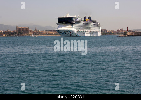 La Norwegian Cruise Line (NCL) nave da crociera "Norwegian Epic" (325 metri) - entrando in porto Palma del passato storico Cattedrale Gotica Foto Stock