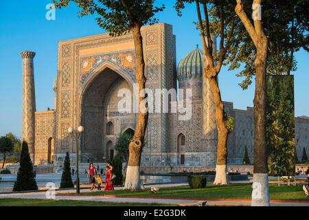 Uzbekistan Silk Road Samarcanda elencati come patrimonio mondiale dall' UNESCO Registan quadrato di Sher dor Madrasah visto dal minareto Foto Stock