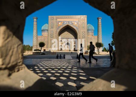 Uzbekistan Silk Road Samarcanda elencati come patrimonio mondiale dall' UNESCO Registan posto la sher-dor Madrasah visto da Ulugh Beg Foto Stock