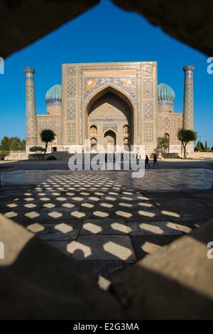 Uzbekistan Silk Road Samarcanda elencati come patrimonio mondiale dall' UNESCO Registan posto la sher-dor Madrasah visto da Ulugh Beg Foto Stock