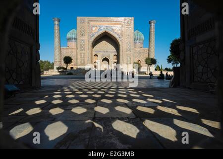 Uzbekistan Silk Road Samarcanda elencati come patrimonio mondiale dall' UNESCO Registan posto la sher-dor Madrasah visto da Ulugh Beg Foto Stock