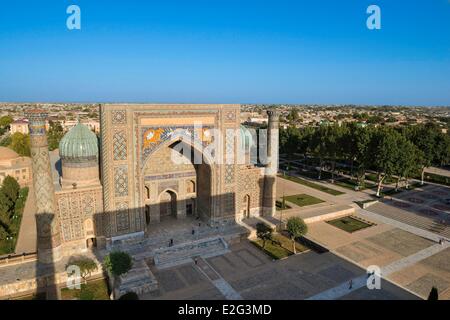 Uzbekistan Silk Road Samarcanda elencati come patrimonio mondiale dall' UNESCO Registan posto la sher-dor Madrasah visto dal minareto di Foto Stock