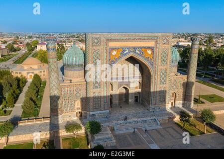 Uzbekistan Silk Road Samarcanda elencati come patrimonio mondiale dall' UNESCO Registan posto la sher-dor Madrasah visto dal minareto di Foto Stock