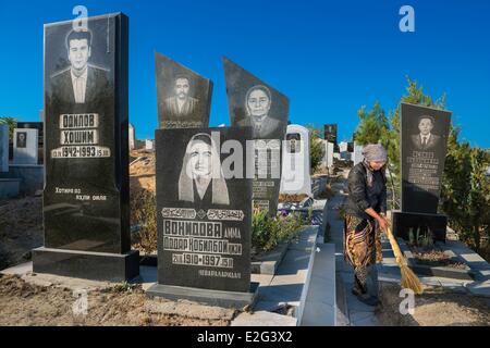 Uzbekistan Silk Road Samarcanda elencati come patrimonio mondiale dall' UNESCO una spazzatrice nel cimitero musulmano Foto Stock