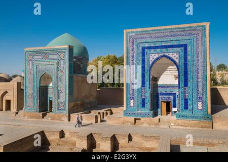 Uzbekistan Silk Road Samarcanda elencati come patrimonio mondiale dall' UNESCO visitatori in Shah-i-Zinda necropoli Foto Stock