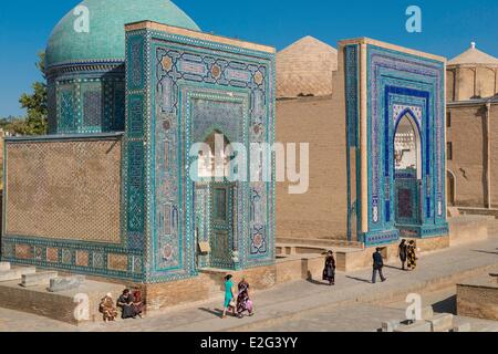 Uzbekistan Silk Road Samarcanda elencati come patrimonio mondiale dall' UNESCO visitatori in Shah-i-Zinda necropoli Foto Stock