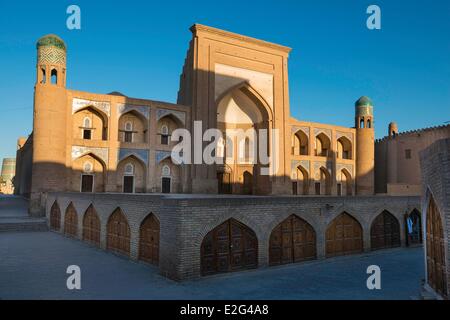 Uzbekistan Silk Road Khorezm provincia Khiva Itchan Kala protetti città elencati come patrimonio mondiale dall' UNESCO a piedi e persone Foto Stock