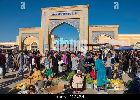 Uzbekistan Silk Road Khorezm provincia città di Khiva Bazar visto dalla Palvan Kari minareto Foto Stock