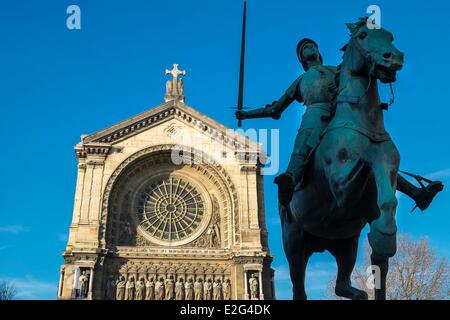 Francia Paris Place Saint-Augustin chiesa Saint-Augustin costruito tra il 1860 e il 1871 e la statua equestre in bronzo di Foto Stock