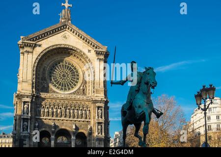 Francia Paris Place Saint-Augustin chiesa Saint-Augustin costruito tra il 1860 e il 1871 e la statua equestre in bronzo di Foto Stock