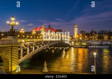 Francia Paris Seine Rive elencati come patrimonio mondiale dall' UNESCO il Grand Palais e il Ponte Alexander III inaugurata nel 1900 Foto Stock
