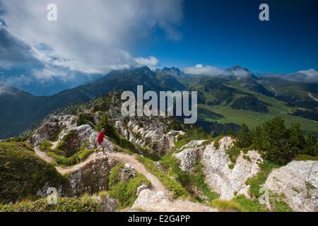 Francia Savoie massiccio della Vanoise Valle Tarentaise Courchevel escursione verso la Dent du Villard e gesso sinkholes affacciato sul Foto Stock