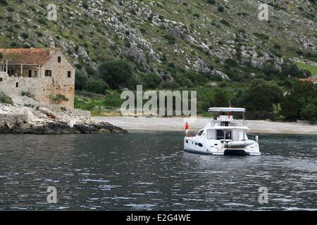 Dalmazia Croazia costa dalmata Hvar isola in barca a vela sulla costa sud Zarace Foto Stock
