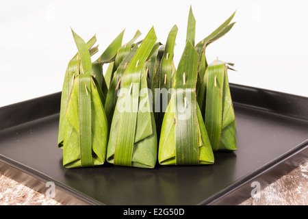 I dolci Thai dessert in banana leaf Foto Stock