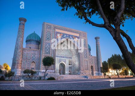 Uzbekistan Silk Road Samarcanda elencati come patrimonio mondiale dall UNESCO Piazza Registan Sher Dor Madrasah Foto Stock