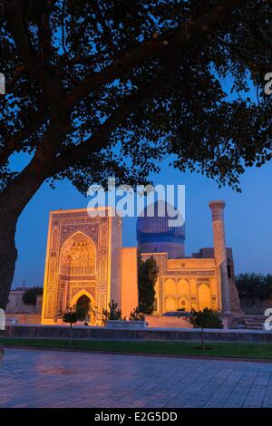 Uzbekistan Silk Road Samarcanda elencati come patrimonio mondiale dall' UNESCO Gur Amir mausoleo dove i corpi di Timur e il nipote Foto Stock