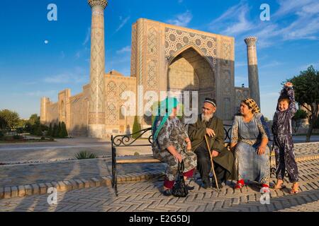 Uzbekistan Silk Road Samarcanda elencati come patrimonio mondiale dall UNESCO Piazza Registan valle di Ferghana pellegrini nella parte anteriore del Foto Stock