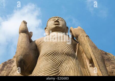 Sri Lanka Provincia centrosettentrionale del distretto di Anuradhapura Aukana Aukana statua del Buddha Foto Stock