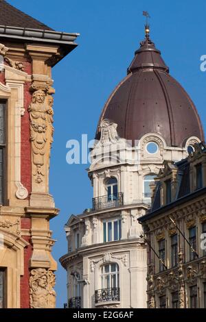 Francia Nord Lille facciate di Place du General de Gaulle o Grand Place con il Carlton hotel in background Foto Stock