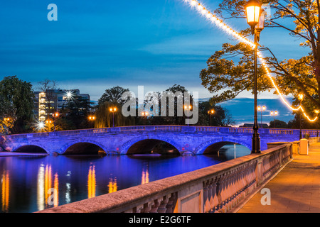 Bedford ponte sul Fiume Great Ouse a sera visto dal terrapieno in Bedford Regno Unito Foto Stock