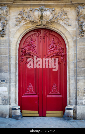 Ornato di porte in legno nel quartiere di Marais, Parigi Francia Foto Stock