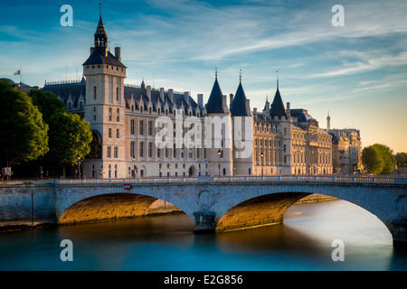 La Conciergerie, Pont au Change e il Fiume Senna, Parigi Francia Foto Stock