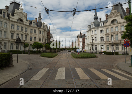 Una fotografia di una scena di strada con le linee di tram ad Anversa, in Belgio. Il quartiere Zurenborg è un po' fuori dai sentieri battuti. Foto Stock