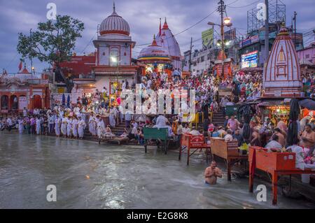 India stato di Uttarakhand Haridwar una delle nove città sante agli indù sulle rive del fiume Ganga la ganga Aarti cerimonia Foto Stock