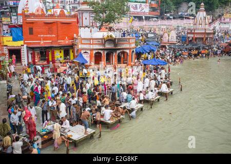India stato di Uttarakhand Haridwar una delle nove città sante agli indù sulle rive del fiume Ganga pellegrini venuti per pregare Foto Stock