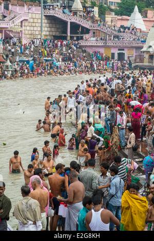 India stato di Uttarakhand Haridwar una delle nove città sante agli indù sulle rive del fiume Ganga pellegrini venuti per pregare Foto Stock