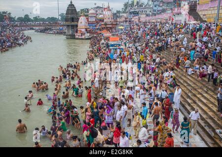 India stato di Uttarakhand Haridwar una delle nove città sante agli indù sulle rive del fiume Ganga pellegrini venuti per pregare Foto Stock