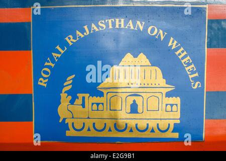 India Rajasthan Parco nazionale di Ranthambore Sawai Madhopur il lussuoso treno Royal Rajasthan su ruote Foto Stock