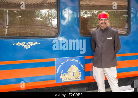 India Rajasthan Parco nazionale di Ranthambore Sawai Madhopur il lussuoso treno Royal Rajasthan su ruote Foto Stock