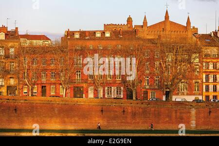 Francia Haute Garonne Toulouse Quai de Tounis vista orizzontale di palazzi sulle rive della Garonna e la chiesa di La Foto Stock