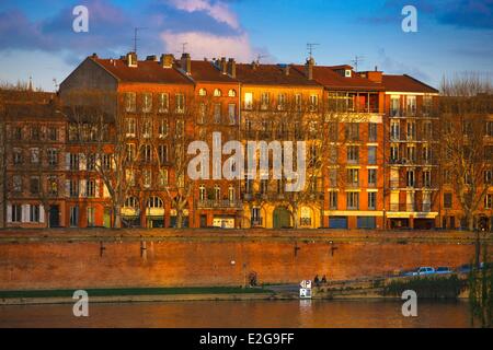 Francia Haute Garonne Toulouse Quai de Tounis vista orizzontale di palazzi sulle rive della Garonna Foto Stock