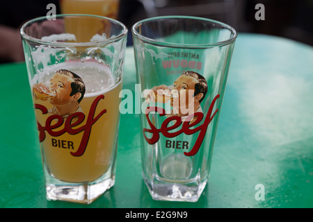 Una fotografia di due birre belghe denominato Seef Bier. Prese ad Anversa, in Belgio. Foto Stock