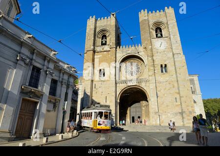 Portogallo Lisbona quartiere Alfama tram lungo il Largo da sé e sé Cattedrale Patriarcale in background Foto Stock