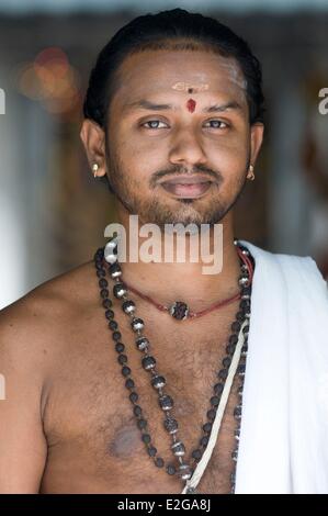 Singapore poco india Tempio Sri Veeramakaliamman dedicato a Shiva un giovane sacerdote ritratto Foto Stock