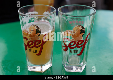 Una fotografia di due birre belghe denominato Seef Bier. Prese ad Anversa, in Belgio. Foto Stock